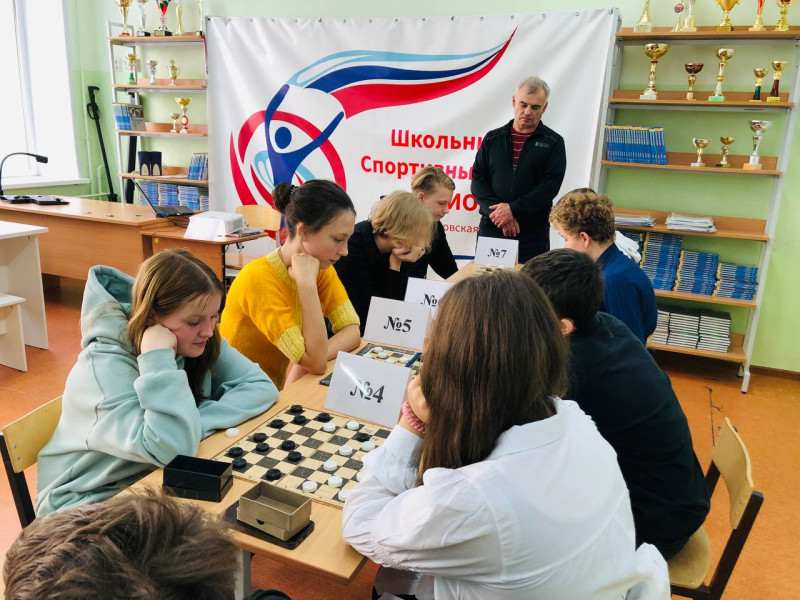 Первый внутришкольный этап Калужской школьной лиги по шашкам.